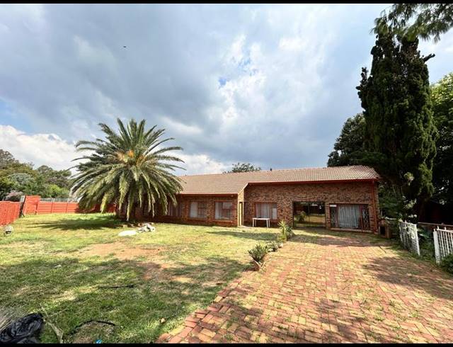 3 BEDROOM HOUSE FOR SALE IN DERSLEY